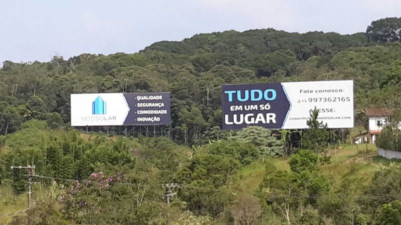 Painel 1 e 2: ao lado do pedgio, sentido Santos (lado direito)