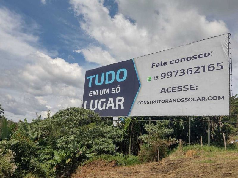 Painel 1 e 2: ao lado do pedgio, sentido Santos (lado direito)